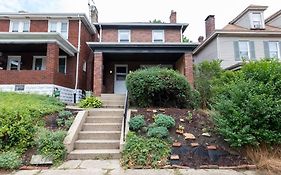 Craftsmen Charmer With Easy City & Airport Access